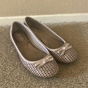 Giani Bernini Taupe Color minimalist neutral Ballet flats.